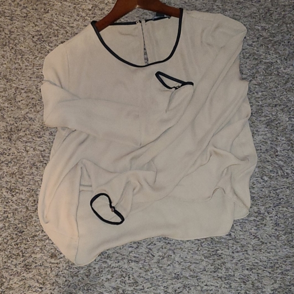 🌟🥂Forever 21 M Keyholes tan black trim long sleeve - Picture 8 of 15